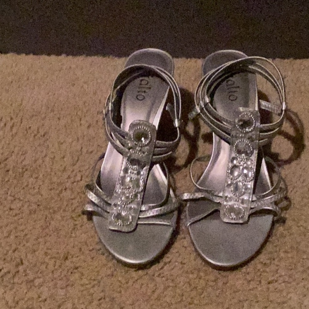 Kids silver heels size 6